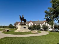 1. Tag – Anreise nach Calgary – Statue beim ehemaligen Fort Calgary