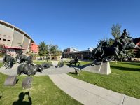1. Tag – Anreise nach Calgary – Skulptur an der Saddledome Arena