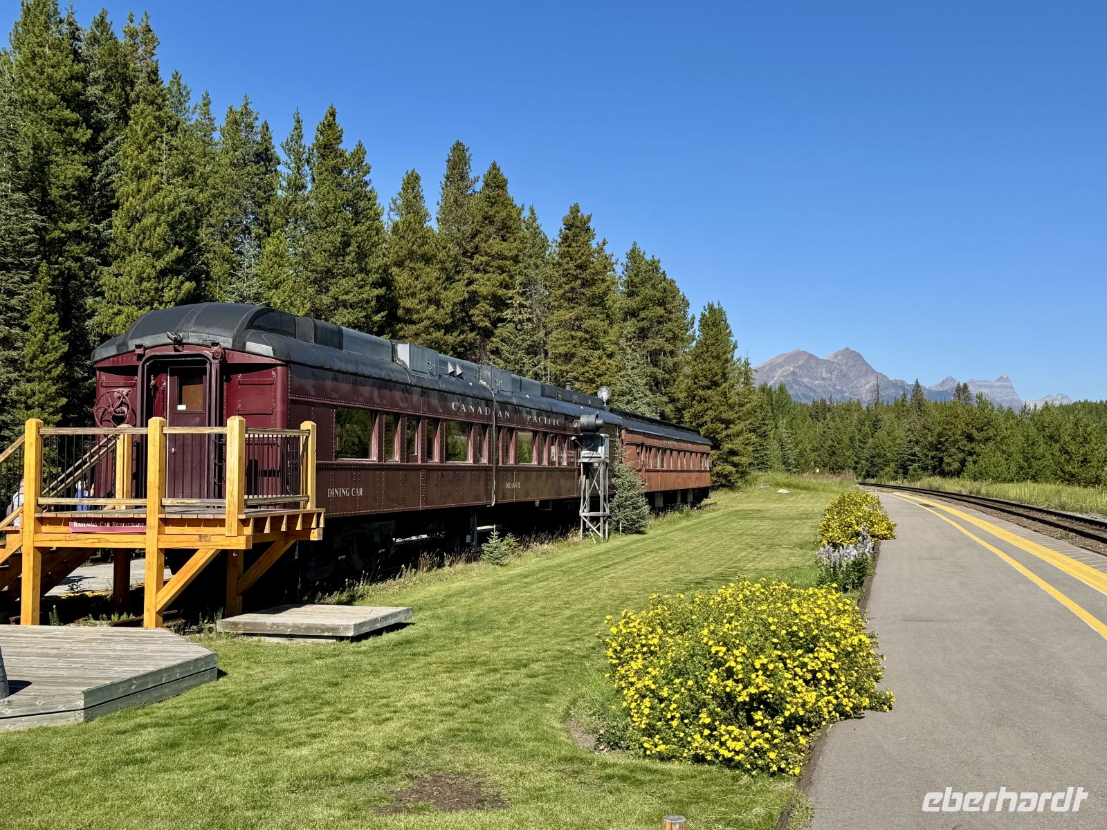 3. Tag – Banff bis Jasper – Am Bahnhof von Lake Louise