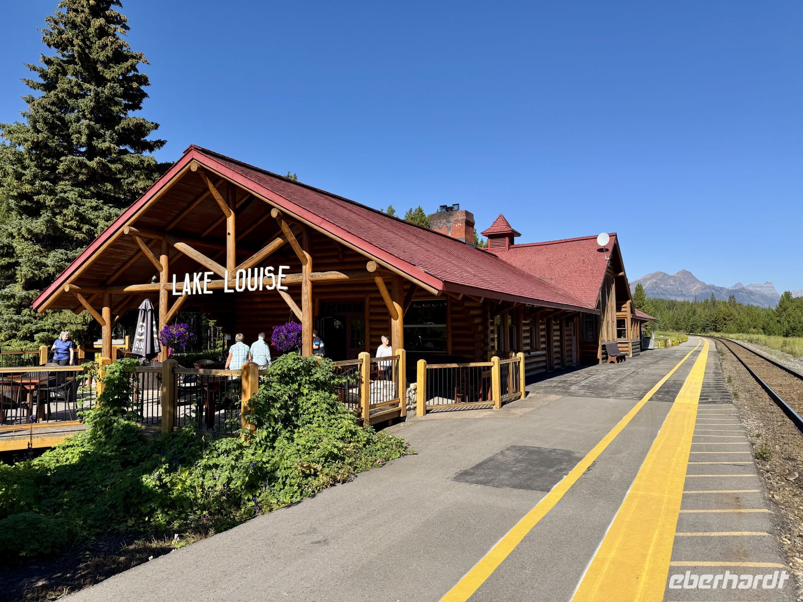 3. Tag – Banff bis Jasper – Am Bahnhof von Lake Louise