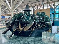 14. Tag – Abschied von Kanada – „The Spirit of Haida Gwaïï“ von Bill Reid auf dem Vancouver International Airport