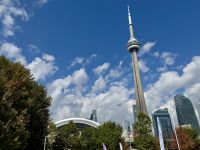 6. Tag – Stadtrundfahrt Toronto – CN Tower von unten