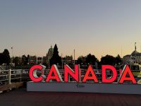 16. Tag – Tofino bis Victoria – Spaziergang durch Victoria – Canada-Schriftzug am Inner Harbour
