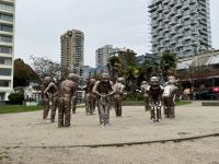 19. Tag – Abschied von Vancouver – Skulptur „A–MAZE–ing Laughter“ an der English Bay