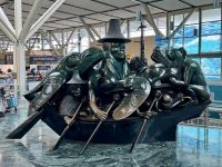 19. Tag – Abschied von Vancouver – Skulptur „The Spirit of Haida Gwaii: The Jade Canoe“ von Bill Reid auf dem Flughafen