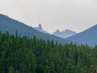 Die Kirche und eine Ruine daneben