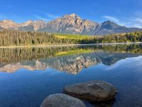 Pyramid Mountain spiegelt sich in Patricia Lake