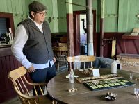 Im Saloon wird gespielt. Hat Creek Ranch Museum