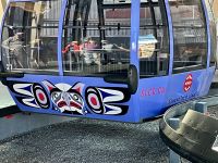 Wir fahren mit dieser Glassboden Gondel 