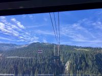 Wir schweben von Blackcomb Mountain auf Whistler Mountain