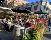 Ein Biergarten in Blumen eingepackt