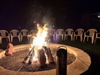  Kamloops, Lagerfeuer am Hotel