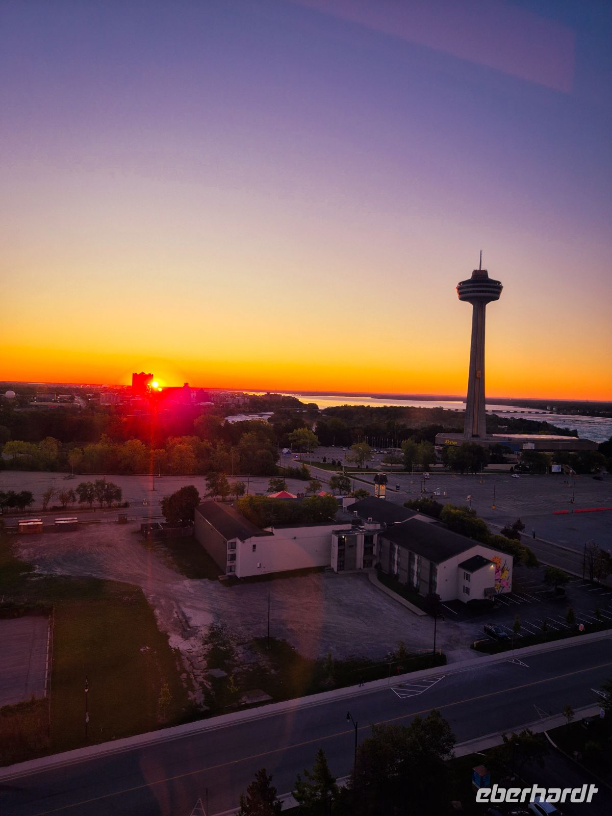 Sonnenaufgang über dem Skylon Tower - Niagara Kanada 