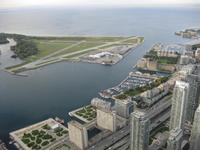 Toronto - Blick vom CN Tower auf die Harbourfront mit Flugplatz