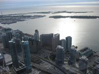 Blick vom CN Tower auf die Waterfront Torontos