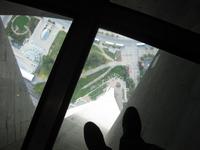 Blick nach unten von der Glasplattform des CN Towers
