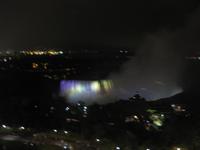 Die kanadischen Niagarafälle bei Nacht