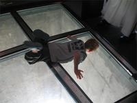 Auf der Glasplatte im CN-Tower