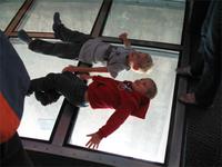 Auf der Glasplatte im CN-Tower
