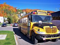 typischer kanadischer Schulbus
