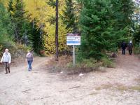 Frauen kommen von links und die Männer von rechts.