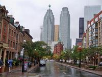 Ist der CN Tower etwa kleiner als die 2 Wolkenkratzer?