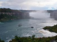 Der erste Blick zu den kanadischen Niagara Fällen