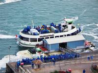 Blick auf das Schiff Maid of the Mist