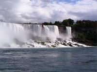 Die amerikanischen Niagara Fälle im Sonnenschein