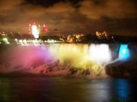 Das abendliche Schauspiel an den Niagara Fällen