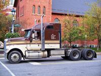 Ein Trucker muss mit auf die Fotos