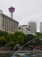Am Olympic Plaza in Calgary mit Blick auf den Calgary Tower