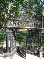 Eingang zum Theater ... nur was für Schlanke!