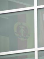 DDR-Fahne hinter Glas (wurde zu oft geklaut)
