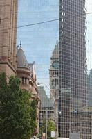 altes Rathaus spiegelt sich im Wolkenkratzer