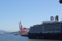 Kreuzfahrtschiff im Hafen von Vancouver