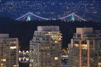 die beleuchtete Lions Gate Bruecke