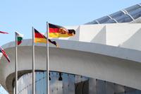 Auch die DDR Flagge weht noch im Wind...