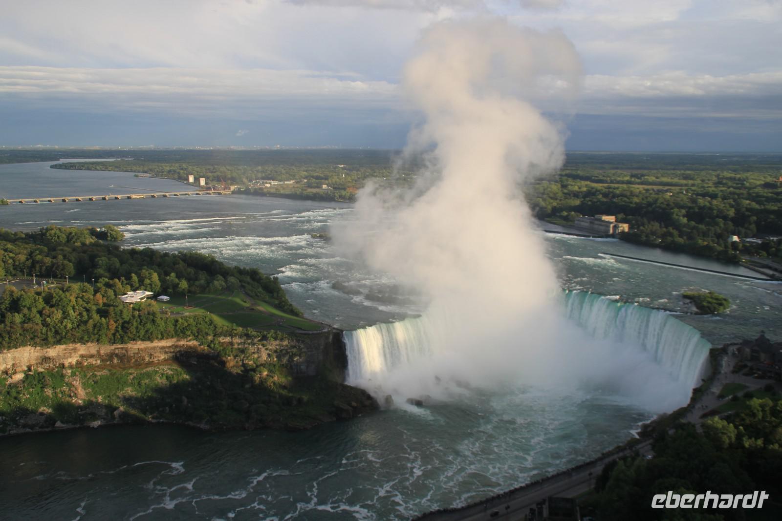 Der Blick vom Skylon Tower auf die kanadischen Fälle
