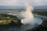 Der Blick vom Skylon Tower auf die kanadischen Fälle