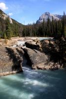 Eine Naturbrücke, die zu halten scheint, was sie verspricht