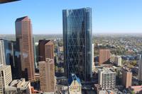 Blick vom Calgary Tower auf das höchste Gebäude der Stadt