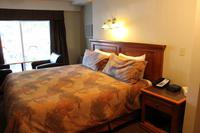 Zimmerbeispiel im Hotel Irwins Mountain Inn in Banff