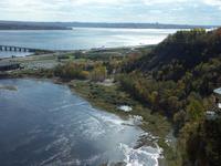Blick von der Brücke oberhalb des Wasserfalls
