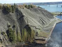 Blick von der Brücke oberhalb des Wasserfalls