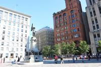Place d'Armes mit dem Stadtgründer Montreals - Maisonneuve-Denkmal