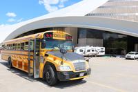 Schulbus am Olympiapark in Montreal