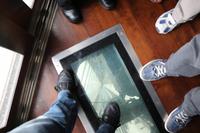 Auffahrt auf den CN Tower - Glasplatte im Fahrstuhl