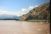 Zugfahrt des Canadian Zuges durch die Rocky Mountains - Athabasca River