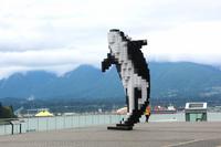 Stadtrundfahrt in Vancouver - Orca-Statue wie Lego